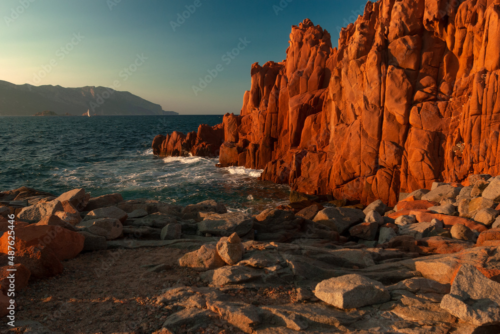 Sardegna, veduta dei famosi scogli rossi di Arbatax al tramonto, Italia, Europa 