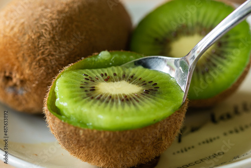 Comiendo de desayuno saludable un delicioso kiwi
