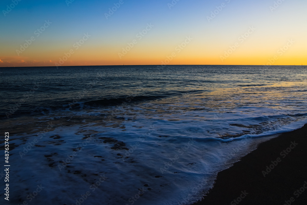 Atardecer en la playa cielo naranja sobre el mar y azul