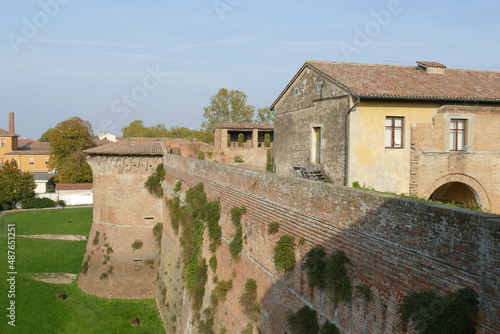 Fotografie panorama of the walls, of the towers and of the green lawn from the raised patro