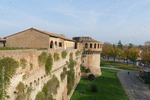 Obraz na plátně panorama of the walls, of the towers and of the green lawn from the raised patro