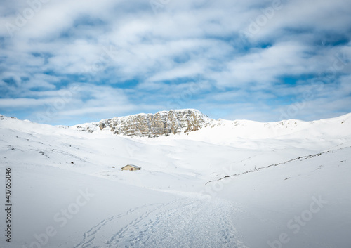 l'ascesa sulla neve al rifugio sebastiani da campo felice, in una giornata soleggiata