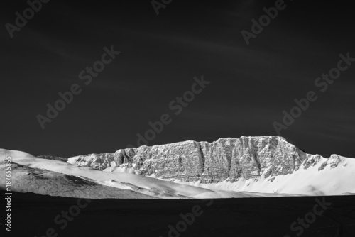 l'ascesa sulla neve al rifugio sebastiani da campo felice, in una giornata soleggiata photo