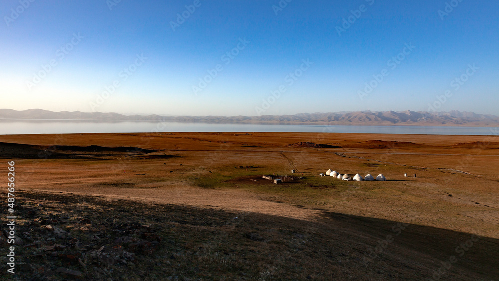 Obraz premium Camp de yourtes au soleil couchant sur les rives du lac Son Kul au Kirghizistan