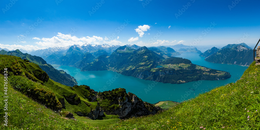 Ausblick vom Fronalpstock auf den Vierwaldstättersee und die Schweizer Alpen.