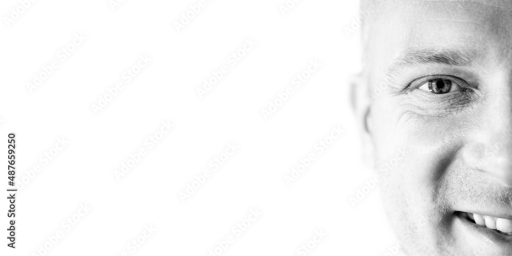Fototapeta premium Glücklicher Mann vor weißem Hintergrund mit Freiraum für individuelle Anpassungen