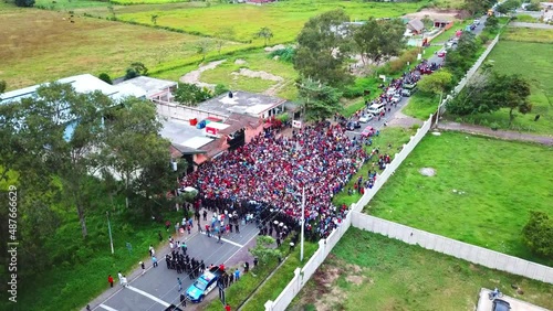 Una caravana de miles de migrantes de Honduras es detenida por la policía guatemalteca después de cruzar la frontera entre Honduras y Guatemala, en este video de archivo de un dron de octubre de 2018. photo