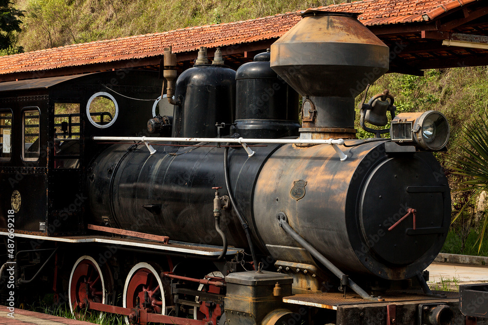 Trem comboio é um transporte ferroviário que consiste num ou vários veículos (vagões ou Trem comboio é um transporte ferroviário que consiste num ou vários veículos (vagões ou
