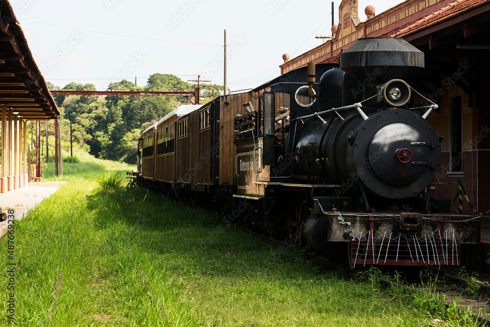 Trem comboio é um transporte ferroviário que consiste num ou vários veículos (vagões ou Trem comboio é um transporte ferroviário que consiste num ou vários veículos (vagões ou
