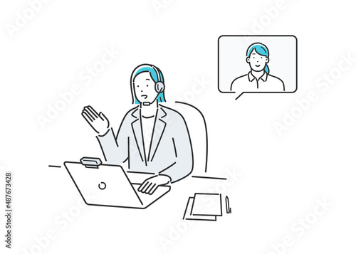 ネットで通話する会社員の女性