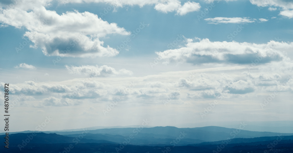 Naklejka premium clouds over the mountains