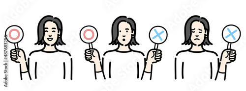 マルバツの札を持っている若い女性のセット
