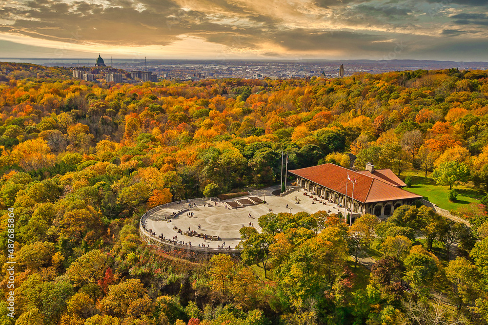 Fototapeta premium View of Montreal Mount Royal belvedere