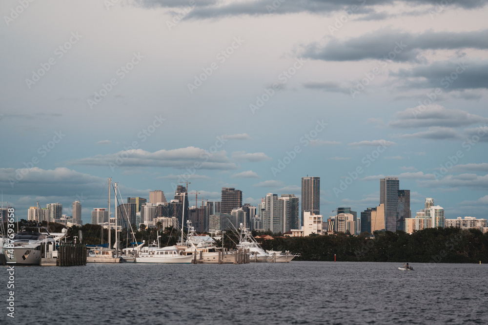 Fototapeta premium city skyline miami panorama boats buildings florida sea water sky clouds urban travel 