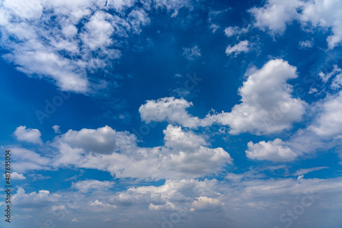 Fototapeta Naklejka Na Ścianę i Meble -  Blue sky background with many cumulus clouds