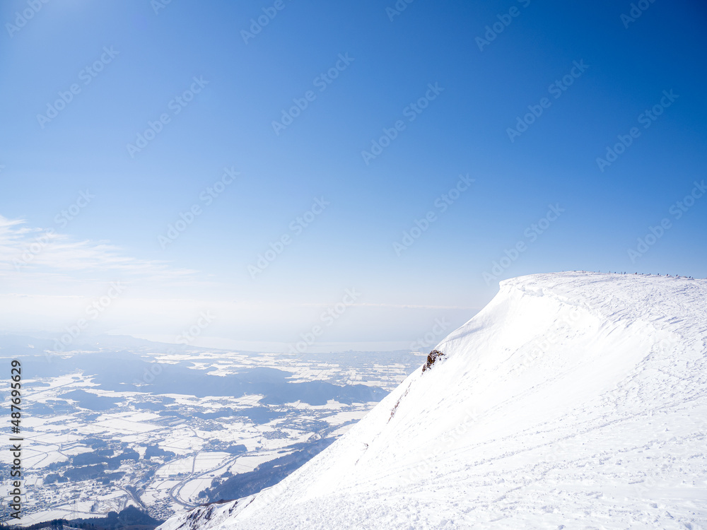 真っ白な伊吹山山頂の雪原