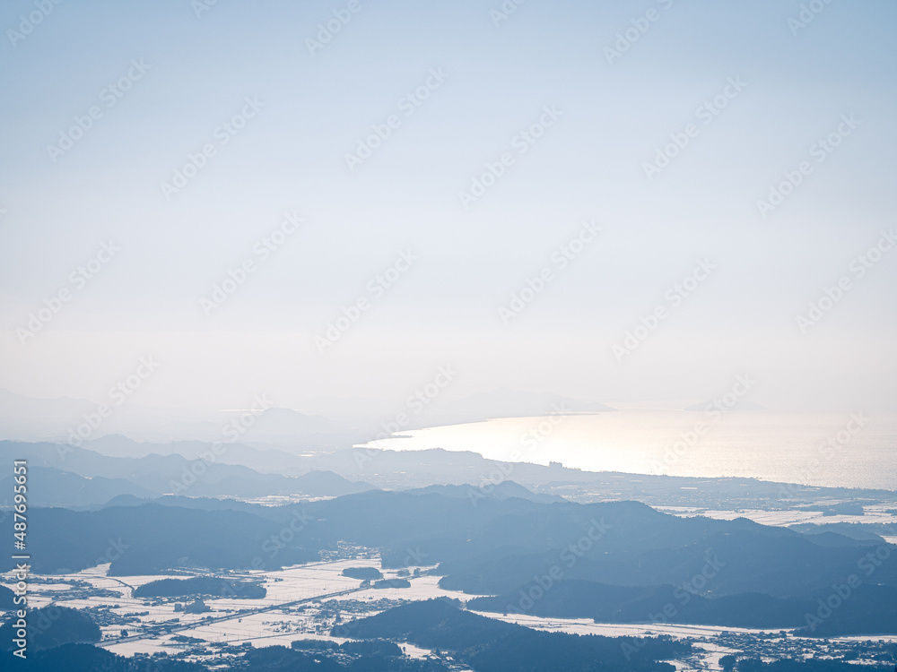伊吹山から見える霞んだ琵琶湖湖畔