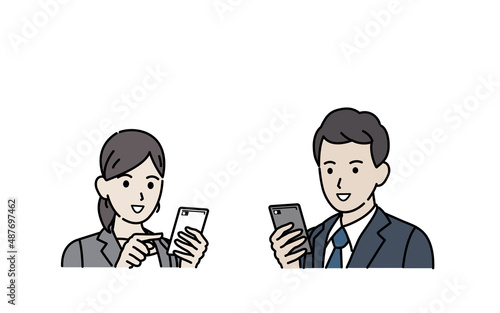 スマートフォンを操作するスーツ姿の男女　会社員　携帯電話　使う　仕事