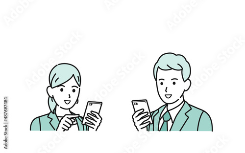 スマートフォンを操作するスーツ姿の男女　会社員　携帯電話　使う　仕事