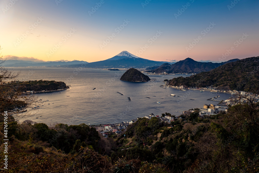 静岡県沼津市の伊豆半島内浦湾とマジックアワーの富士山