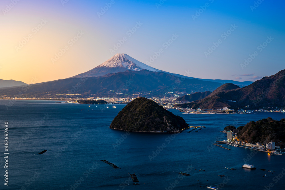 静岡県沼津市の伊豆半島内浦湾とマジックアワーの富士山