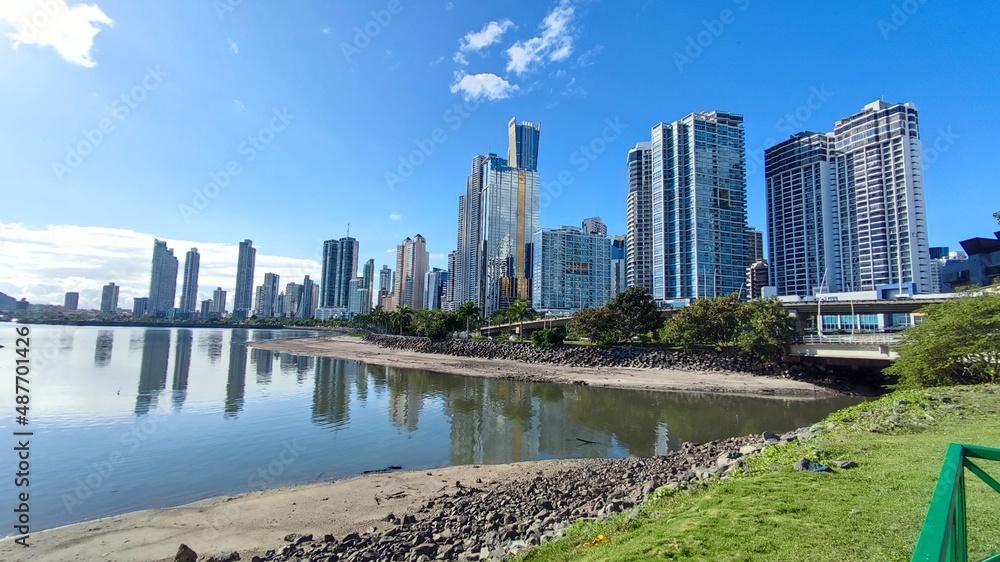 Vista de ciudad de panamá, cinta costera, pacífico de Panamá, grandes edificios y rascacielos