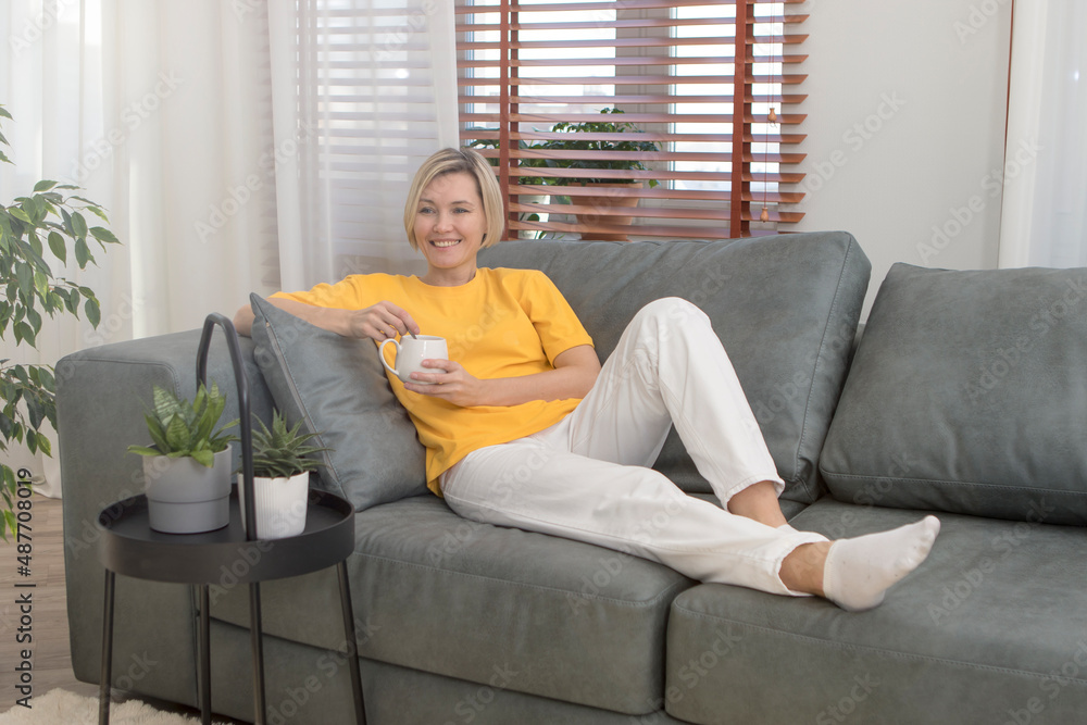 Obraz premium Happy young couple sitting and watching TV at home