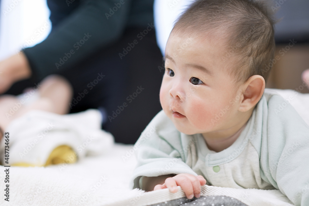 うつ伏せをするアジア人の赤ちゃん	