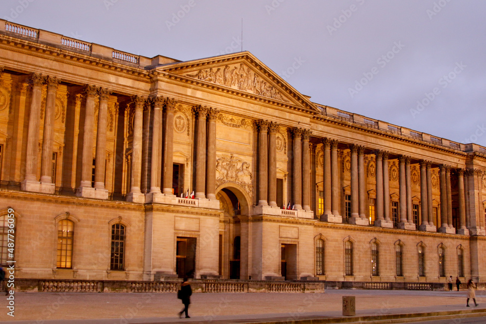 Façade du Musée du Louvre à Paris