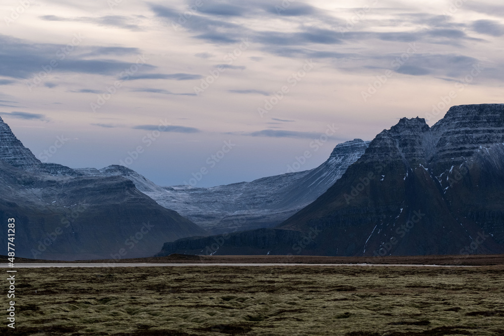 Moosbedeckte Landschaft mit Örkin und Kmbur am Reykjarfjörður bei der Ortschaft Djupavik in den isländischen Westfjorden