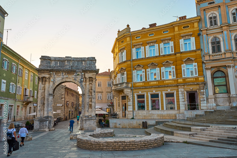 Fototapeta premium Arch of the Sergii at Town Square in Pula, Istria, Croatia