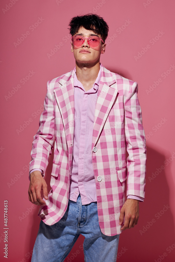 Fototapeta premium handsome guy in pink glasses pink blazer posing studio isolated background unaltered