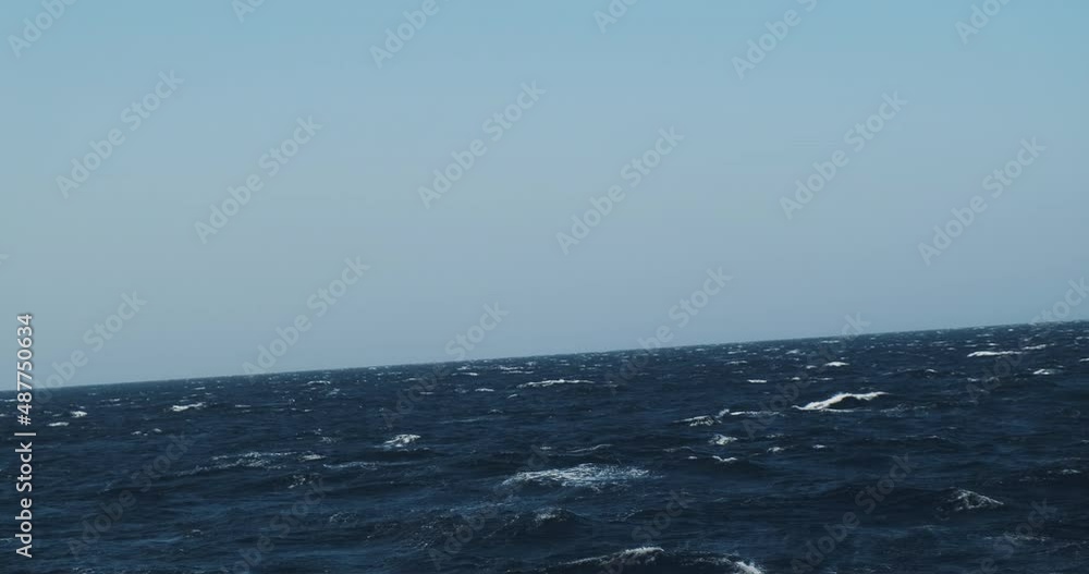 sea horizon strong sea motion, the camera tilts left and right to increase the effect of seasickness sea horizon strong sea motion, the camera tilts left and right to increase the effect of seasickness