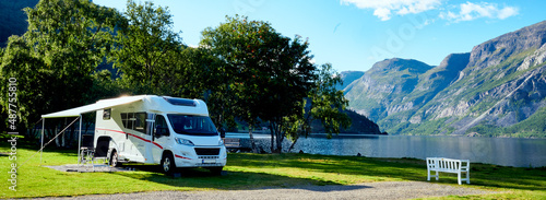 Camping Urlaubsreise mit Wohnwagen und Wohnmobil  nach Skandinavien in die Natur mit Bergen und Seen photo