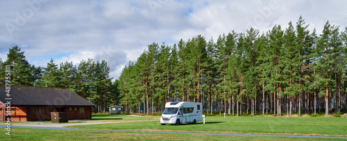 Camping Urlaubsreise mit Wohnwagen und Wohnmobil nach Skandinavien in die Natur mit Bergen und Seen