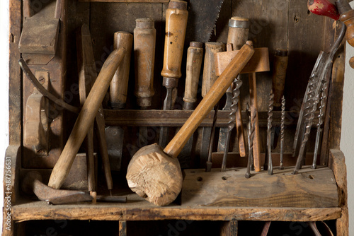 Historische Werkbank mit diversen Werkzeugen