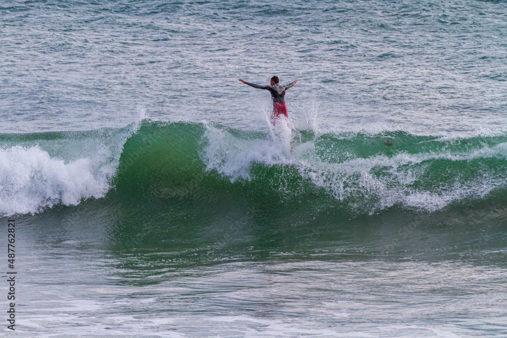 Missglückter Versuch eine Wasserwelle auf einem Surfbrett zureiten Missglückter Versuch eine Wasserwelle auf einem Surfbrett zureiten
