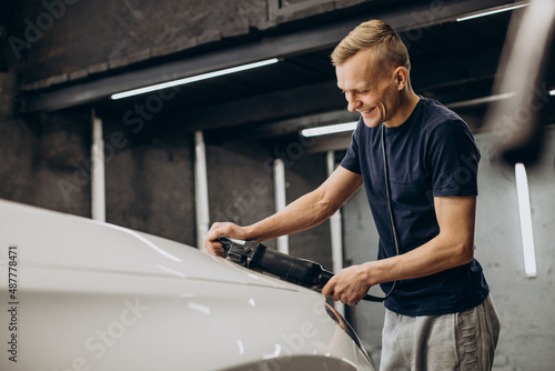 Tableau sur toile Man polishing car with orbital applicator