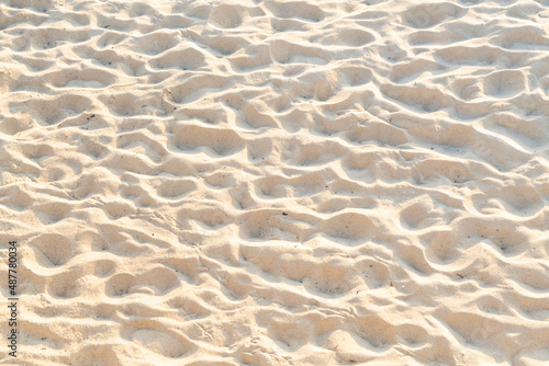 Drobny piasek plażowy w letnim słońcu