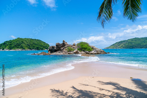 Fototapeta Naklejka Na Ścianę i Meble -  Summer beach sea with island in summer sun blue sky background.