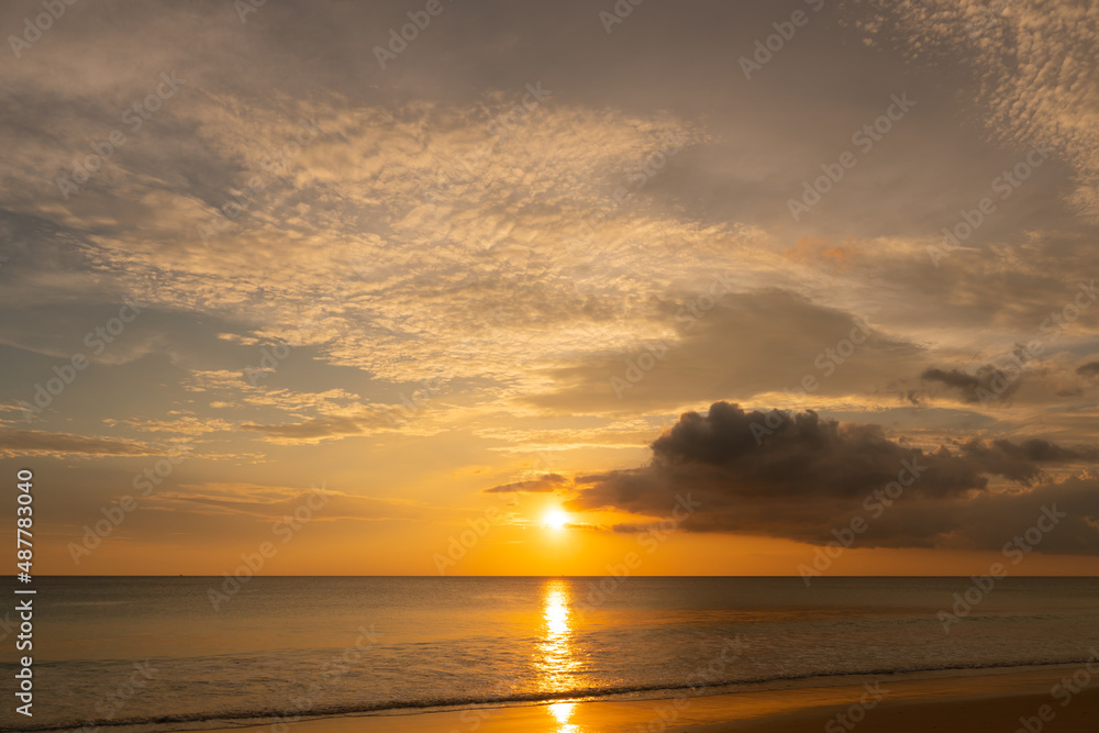 Obraz premium Beautiful Sunset tropical beach sea in Phuket Thailand.