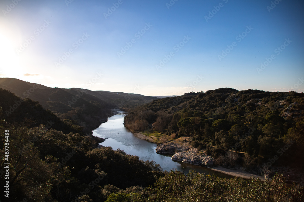 Vue sur le Gardon depuis le Pont du Gard (Occitanie, France) Vue sur le Gardon depuis le Pont du Gard (Occitanie, France)