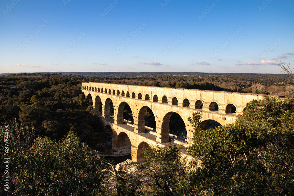 Vue sur le Pont du Gard illuminé par le soleil (Occitanie, France) Vue sur le Pont du Gard illuminé par le soleil (Occitanie, France)