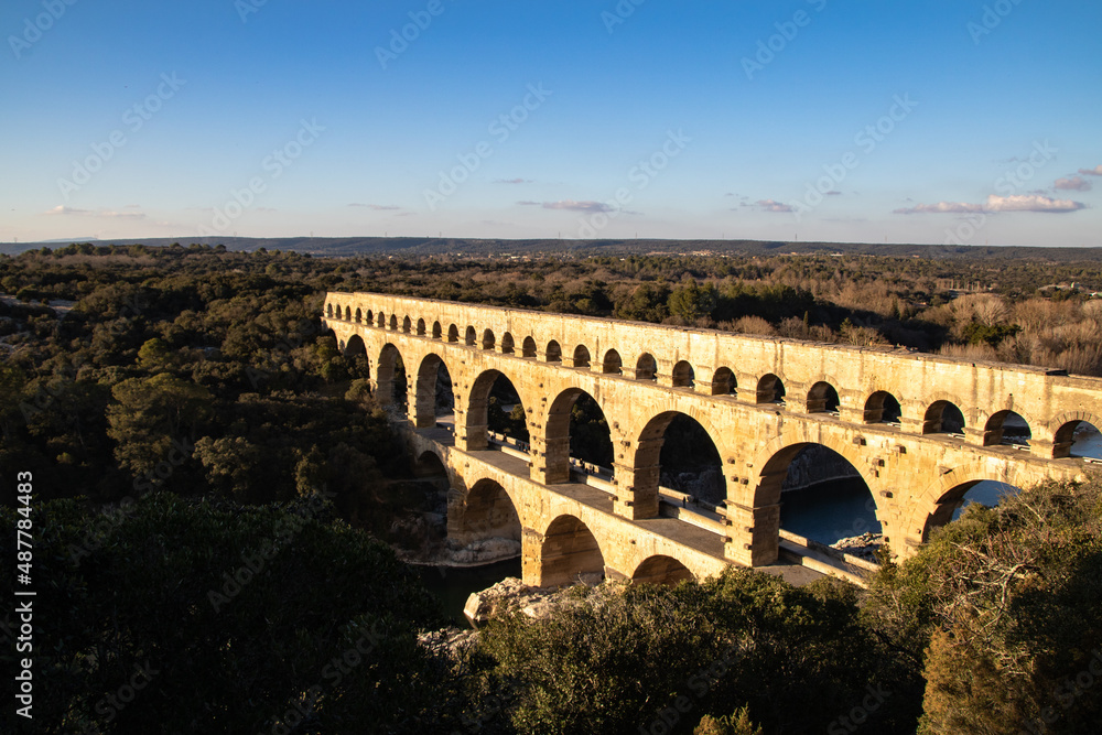 Vue sur le Pont du Gard illuminé par le soleil (Occitanie, France) Vue sur le Pont du Gard illuminé par le soleil (Occitanie, France)