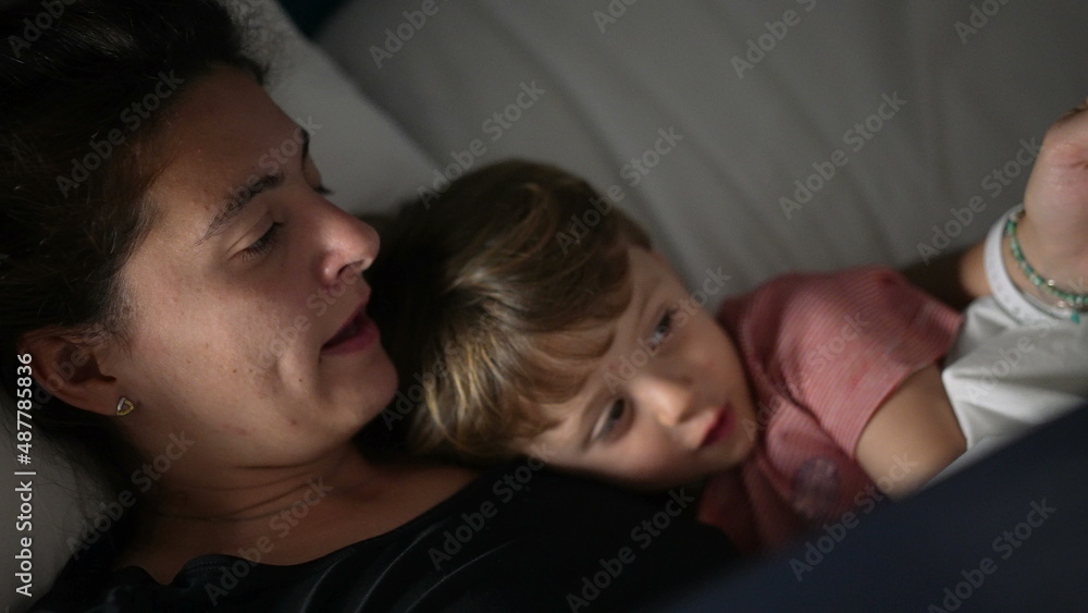 Obraz premium Mother telling bedtime story to toddler mom holding book night routine
