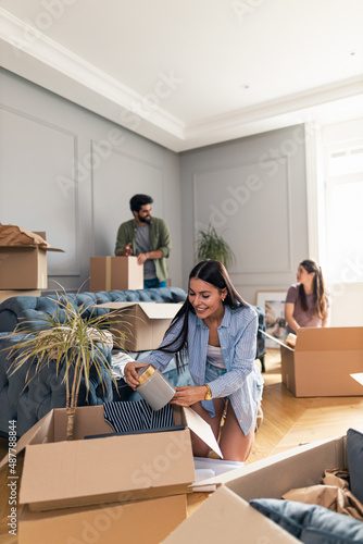 Foto Woman moves out from apartment and her roommates help her with packing