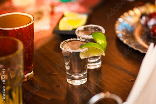 Photos Shots de tequila em cima de uma mesa de madeira