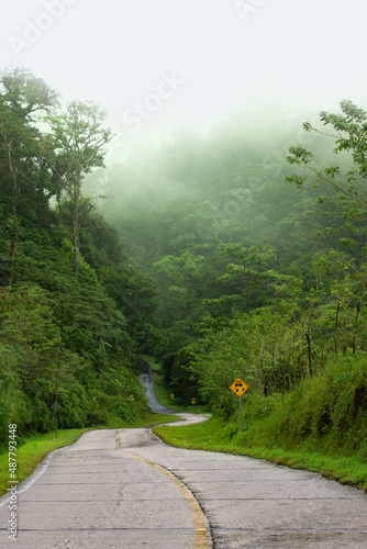 Piękna i niebezpieczna górska droga w dżungli, Kostaryka, Monteverde, Volcan Tenorio