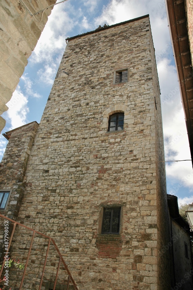 torre nella colina di Panzano (Firenze) . Paese del territorio del Chianti Nero DOC. Toscana