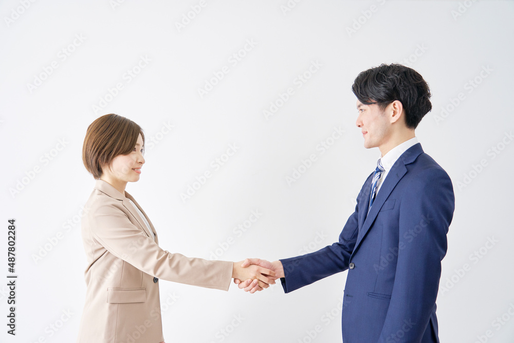 ビジネスウーマンとビジネスマン　握手　白背景
